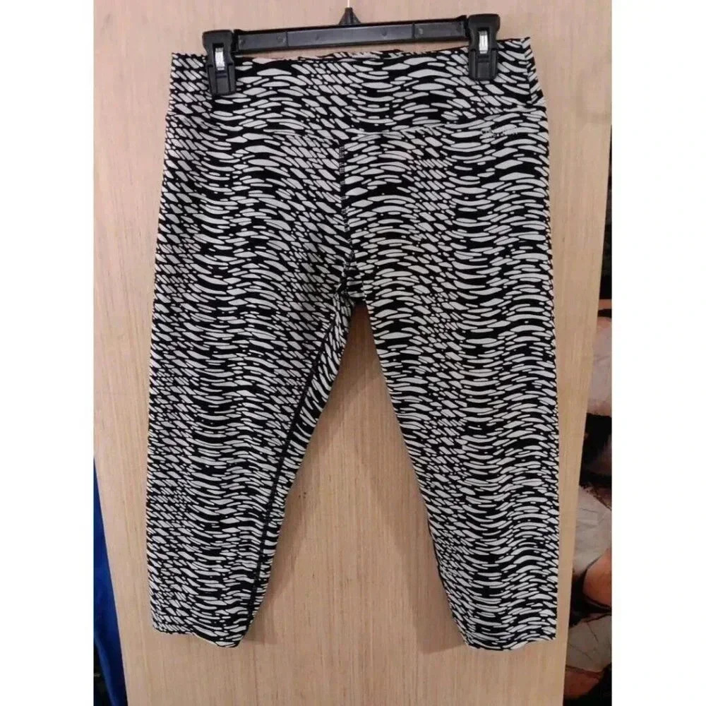 Calvin Klien (L) Capri Leggings Quick Dry W/ Ruching and Butt Definition